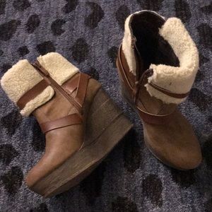 Wedge Sherpa faux wood boot